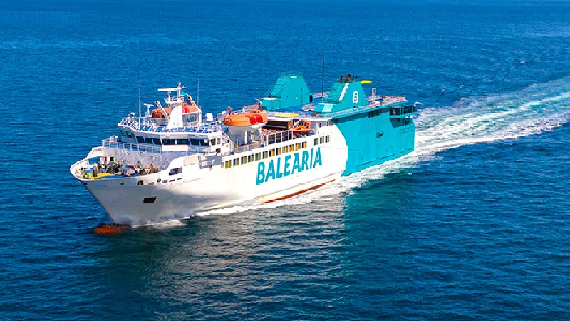 Ferry de Balearia navegando entre Ceuta y Algeciras en el Estrecho de Gibraltar