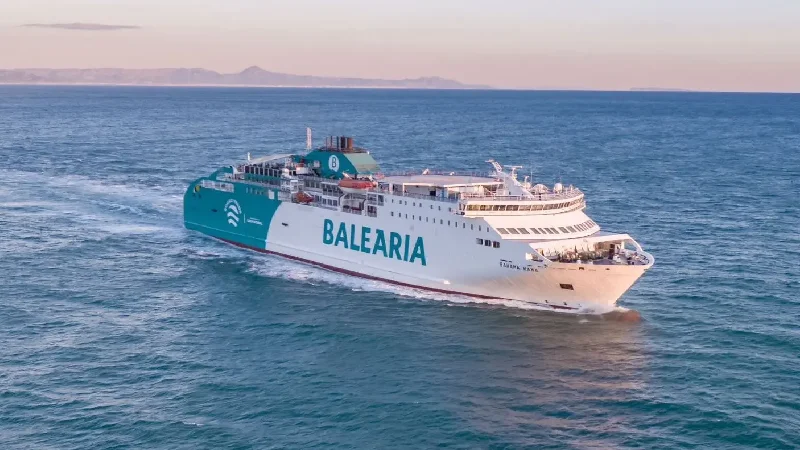 Ferry de Balearia navegando entre Formentera y Barcelona con pasajeros en cubierta