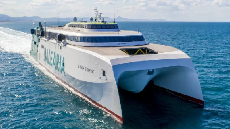 Ferry Balearia navegando de Formentera a Denia con pasajeros y coches a bordo