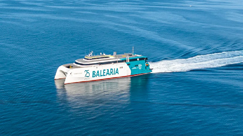 Ferry Balearia navegando entre Formentera y Palma de Mallorca con escala en Ibiza