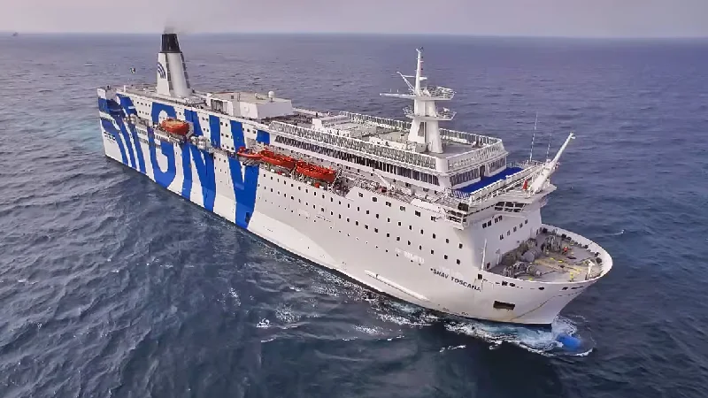 Ferry Balearia navegando de Ibiza hacia Barcelona con vista del puerto de salida