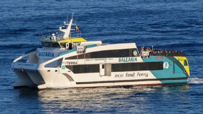 Fast ferry de Balearia navegando entre Ibiza y Formentera en aguas cristalinas del Mediterr&aacute;neo