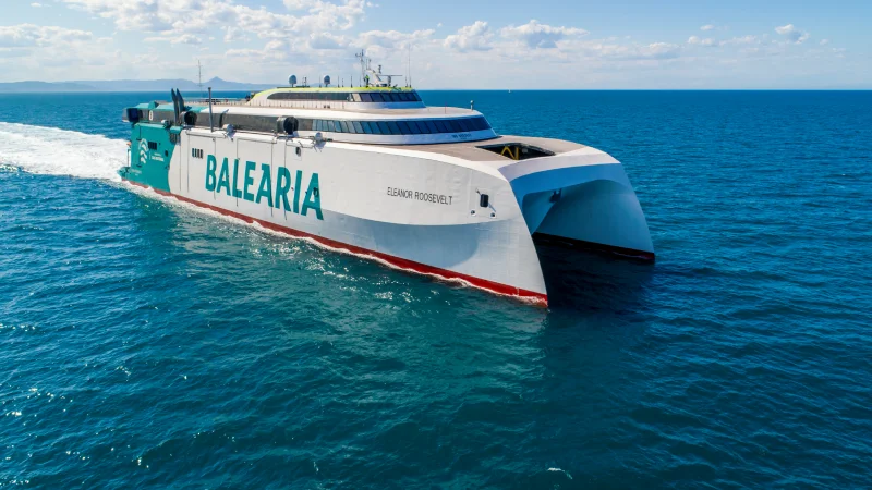 Fast ferry de Balearia navegando entre Ibiza y Mallorca en el Mediterr&aacute;neo
