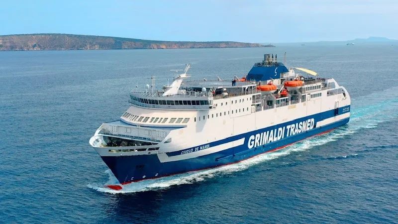 Ferry de Trasmed navegando entre Mah&oacute;n y Ibiza en las Islas Baleares