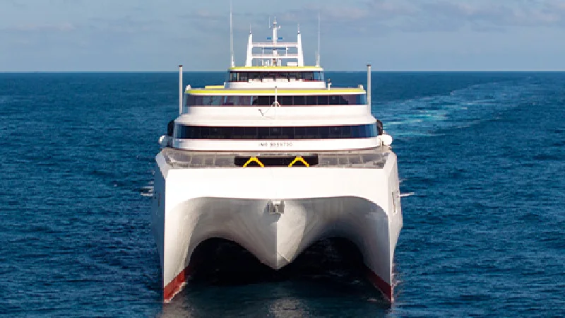 Ferry de Balearia navegando de Alcudia a Ciutadella en la ruta Mallorca Menorca
