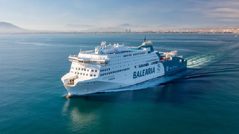 Ferry de Balearia navegando entre Melilla y M&aacute;laga durante la traves&iacute;a nocturna