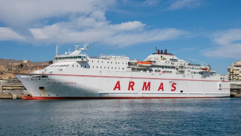 Ferry Balearia navegando entre Melilla y Motril con capacidad para pasajeros y coches