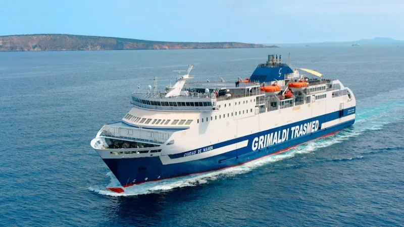 Ferry de Trasmediterr&aacute;nea navegando entre Menorca e Ibiza con escala en Mallorca