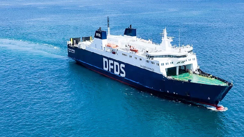 Ferry de Balearia navegando entre Motril y Tanger Med con capacidad para coches y pasajeros