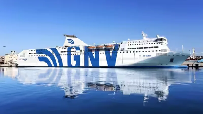 Ferry de GNV navegando en la ruta S&egrave;te-Nador con capacidad para pasajeros y veh&iacute;culos