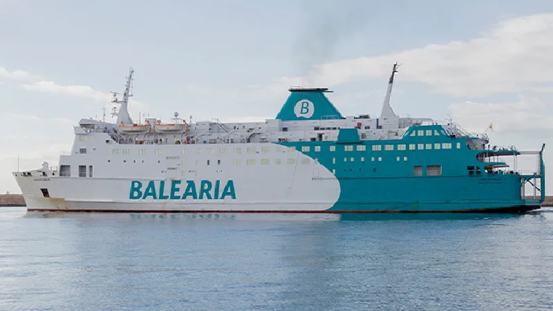 Fast ferry de Balearia navegando desde Tanger Med hacia Algeciras cruzando el Estrecho de Gibraltar