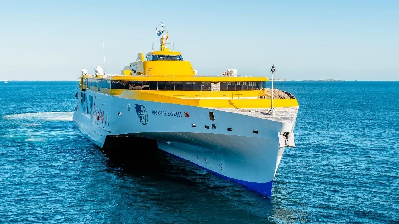 Fast ferry Bajamar Express de Fred Olsen Express navegando en la ruta Tenerife Agaete entre Santa Cruz de Tenerife y Gran Canaria