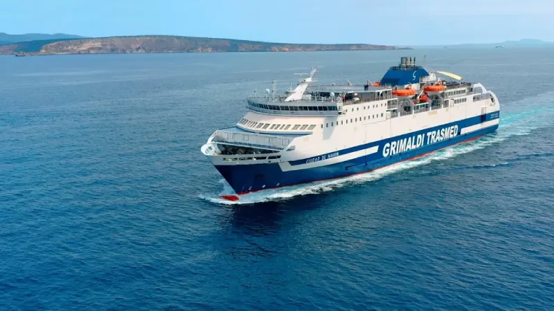 Fast ferry de Balearia navegando hacia Formentera desde el puerto de Valencia