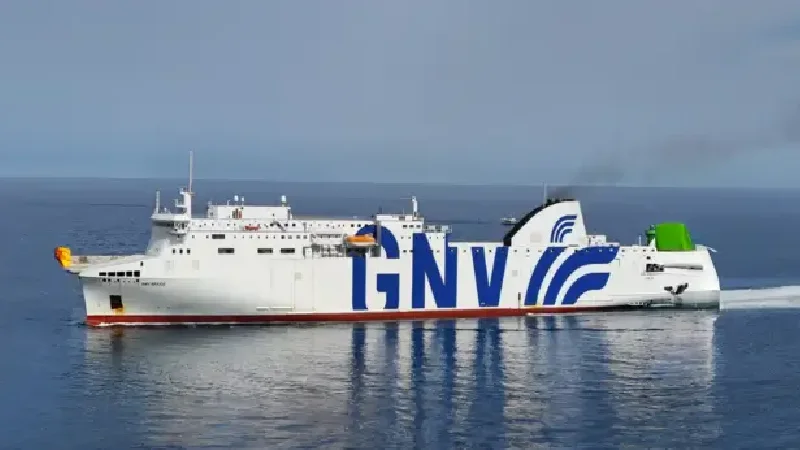 Ferry de Balearia navegando de Valencia a Ibiza durante la noche