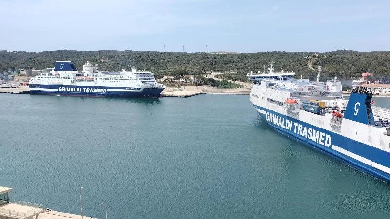 Ferry de Trasmed navegando desde Valencia hacia Menorca con escala en Ibiza