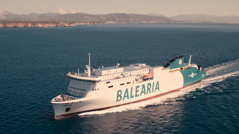 Ferry nocturno de Balearia navegando de Valencia a Palma de Mallorca durante el amanecer