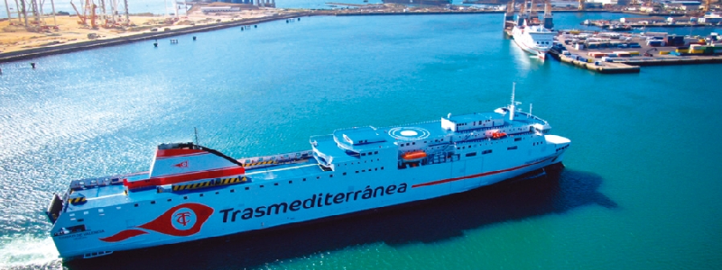 Trasmediterr&aacute;nea: ferry de la compa&ntilde;&iacute;a atracado en la terminal mar&iacute;tima del puerto de Palma de Mallorca