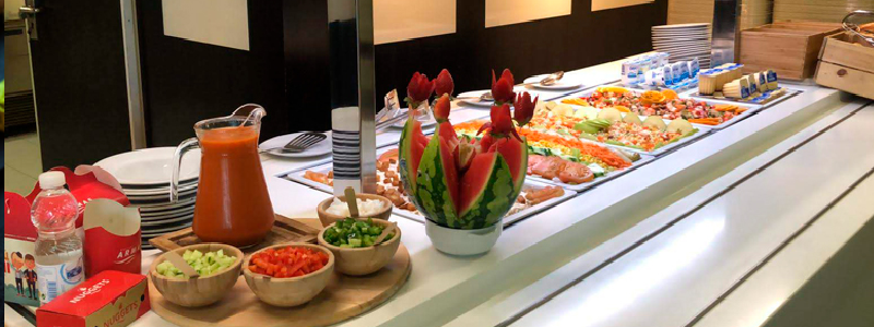 Trasmediterr&aacute;nea: sal&oacute;n-restaurante y camarotes interiores a bordo del ferry en ruta hacia Baleares