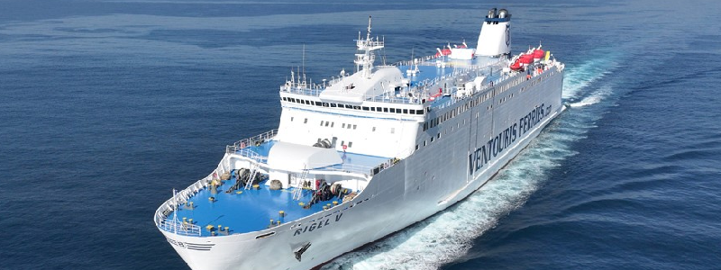 Ventouris Ferries: ferry de la compa&ntilde;&iacute;a aproxim&aacute;ndose a la costa albanesa con el puerto de Durr&euml;s al fondo al amanecer