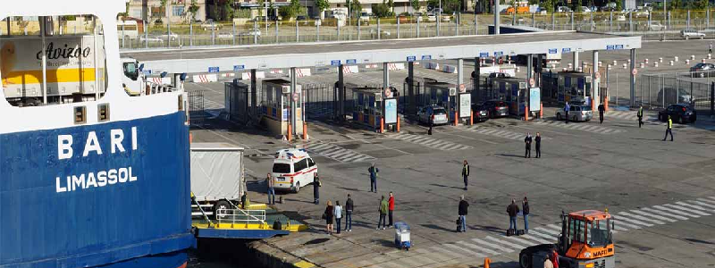 Ventouris Ferries: terminal mar&iacute;tima del puerto de Bari, punto de partida del ferry hacia Durr&euml;s (Albania) en el Adri&aacute;tico
