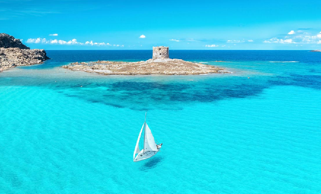 Playa de la Pelosa en Stintino, Cerde&ntilde;a &mdash; destino accesible en ferry desde Barcelona