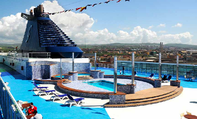 Piscina en cubierta del Cruise Barcelona de Grimaldi Lines